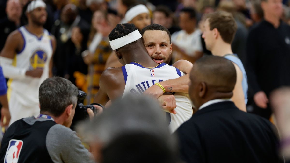 PAP/EPA / JOHN G. MABANGLO / Na zdjęciu: Jimmy Butler i Stephen Curry