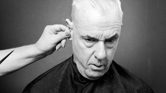 Georgia Metaxas dokumentuje refleksyjne przemiany u fryzjera 1