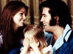 Priscilla Presley z twarzą jak z wosku