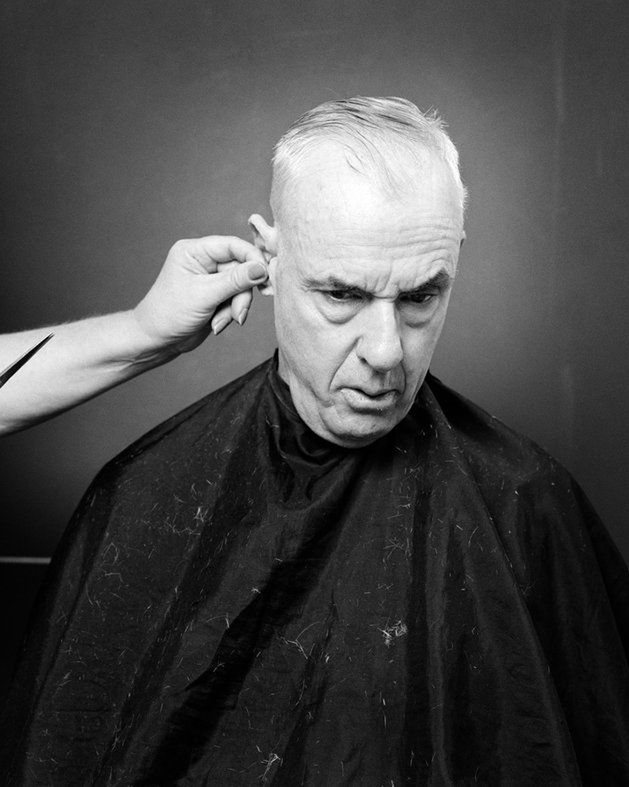 Georgia Metaxas dokumentuje refleksyjne przemiany u fryzjera