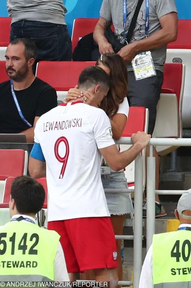 Anna Lewandowska pociesza Roberta po przegranym meczu Polska-Senegal