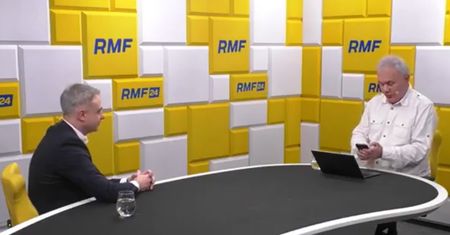 Minister zapewniał, że działa. Mazurek wyciągnął telefon. Ale wpadka