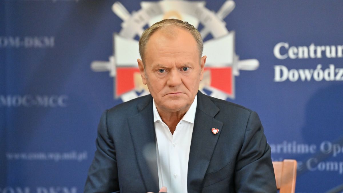 Donald Tusk na odprawie z kierownictwem Marynarki Wojennej w Gdyni
22.05.2025 Gdynia Centrum Operacji Morskich - Dowodztwo Komponentu Morskiego Odprawa premiera Donalda Tuska z kierownictwem Marynarki Wojennej po wczorajszym incydencie ze statkiem rosyjskiej floty cieni wykonujacym podejrzane manewry w poblizu kabla energetycznego lacz?cego Polske i Szwecje
Fot. Wojciech Strozyk/REPORTER
N/z: Donald Tusk
Wojciech Strozyk/REPORTER
