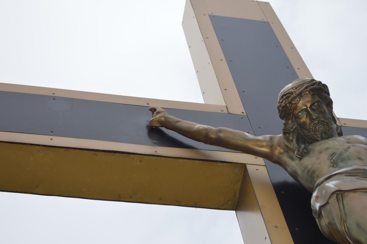 Zdewastowano krzyż w Katowicach. "Urażone zostały uczucia wielu ludzi"