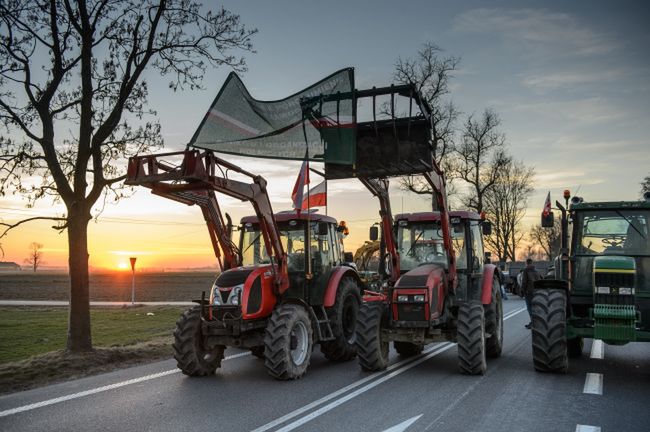 Mazowieckie: Rolnicy blokują drogi krajowe nr 2 i 19