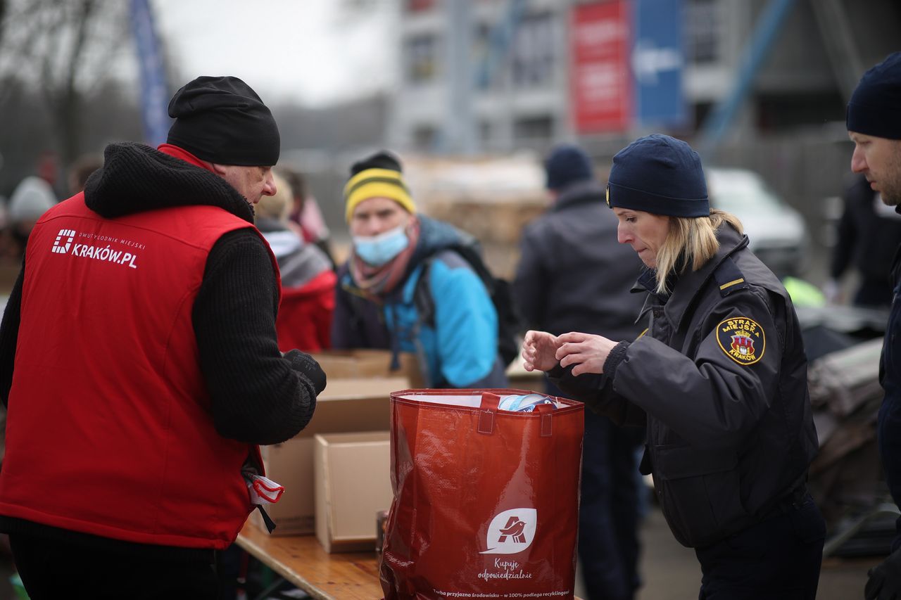 Kraków, 26.02.2022. Przygotowywanie transportu w Krakowie, 26 bm. Pierwsze tiry z darami dla Ukrainy po południu wyjadą z miasta. Tylko w pierwszym dniu zbiórki, 25 bm. w Krakowie zebrano ponad 60 ton potrzebnych środków, ubrań, żywności. Miasto spodziewa się jeszcze więcej darów i szuka kolejnej dużej hali na magazyn. (mr) PAP/Łukasz Gągulski ***Zdjęcie do depeszy PAP pt. Kraków/ Pierwsze tiry z darami dla Ukrainy zapakowane, miasto szuka magazynu***