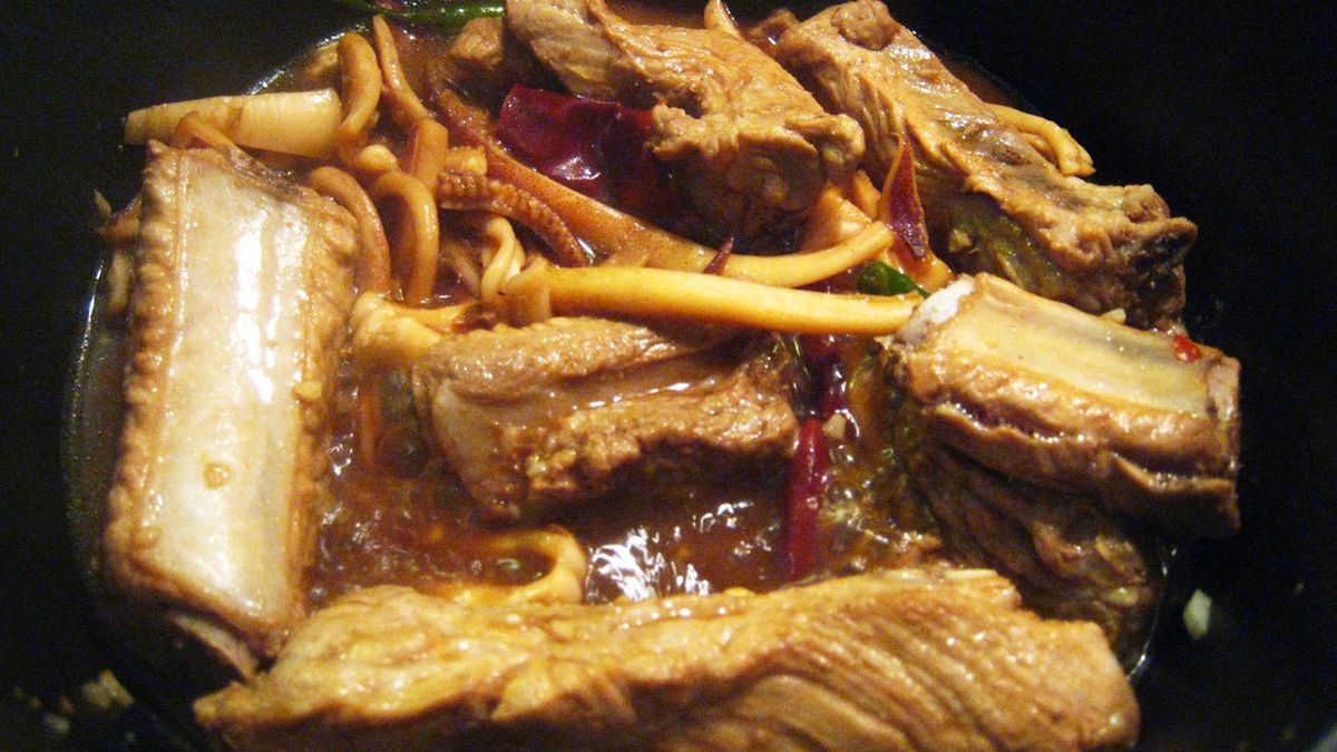 Duszone żeberka wieprzowe (mięso i tłuszcz)