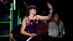 Przegrany set, walka z bólem i awans do finału WTA Finals