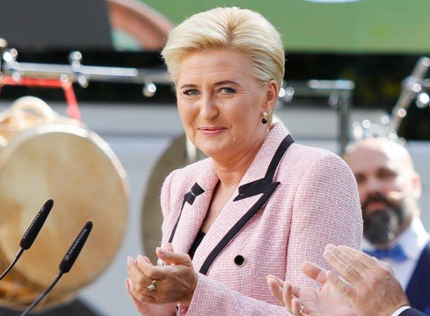 Agata Kornhauser-Duda nosi kolorystycznie dopasowane maseczki 