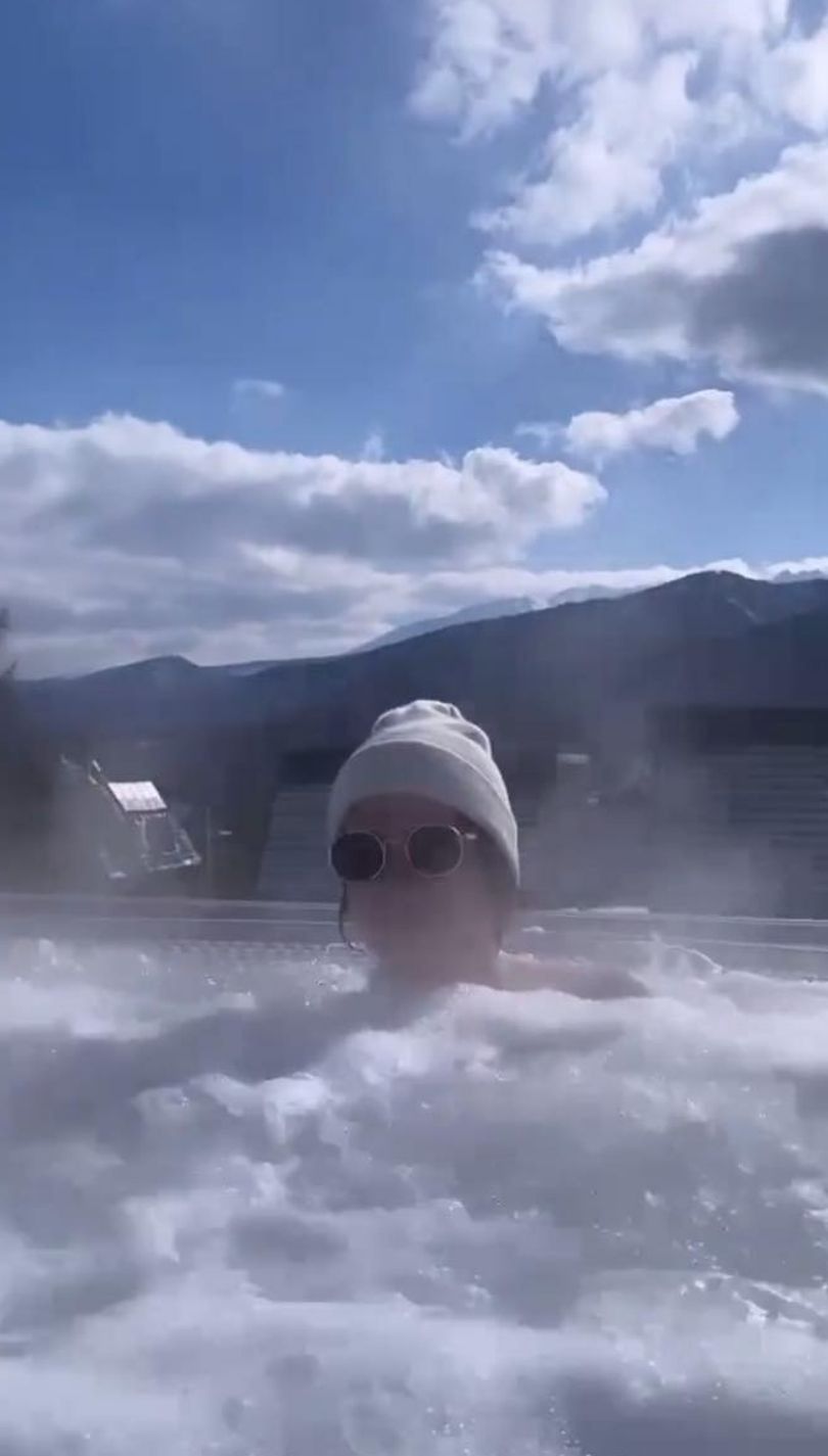 Julia Wieniawa i Nikodem Rozbicki pluskają się w jacuzzi w Tatrach