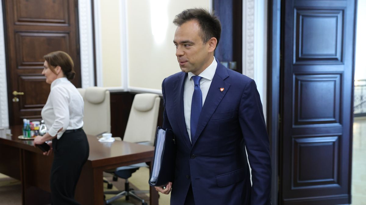 Warszawa, 25.06.2024. Minister finansów Andrzej Domański przed posiedzeniem rządu w KPRM w Warszawie, 25 bm. Rząd zajmie się m.in. projektami uchwał ws. Krajowej Strategii Edukacji Finansowej oraz dokapitalizowania spółek wchodzących w skład Konsorcjum PGZ Narew. (mr) PAP/Rafał Guz