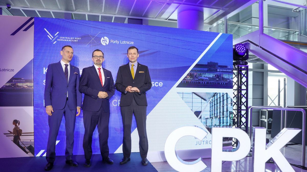 Konferencja prasowa dot. po??czenia PPL z CPK
Fot. Wojciech Olkusnik/East News, Warszawa, 05.10.2022. Konferencja prasowa dotyczaca polaczenia spolki Polskie Porty Lotnicze z Centralnym Portem Komunikacyjnym.
N/z: Stanislaw Wojtera, Marcin Horala, Mikolaj Wild
Wojciech Olkusnik