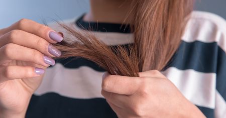 Polej końcówki i zostaw na 30 min. Będą odżywione jak nigdy