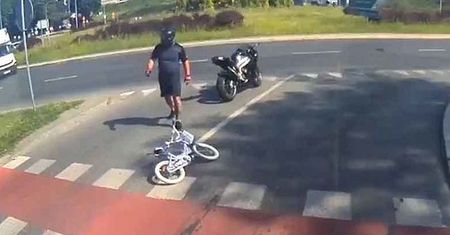 Olszyn. Motocyklista potrącił 6-letnie dziecko i odjechał. Ludzie pomogli go schwytać