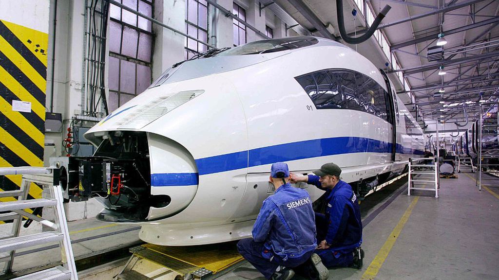 Krefeld: Siemens - Produktion Velaro E (ICE 3)
(GERMANY OUT) Deutschland, Nordrhein-Westfalen, Krefeld: Im Auftrag der spanischen Eisenbahngesellschaft RENFE baut SIEMENS in seinem Krefelder Werk Hochgeschwindigkeitszüge für den spanischen Markt. Der spanische ICE 3, von Siemens unter dem Namen "Velaro E" vermarktet und in Spanien als AVE-S 103 registriert, unterscheidet sich von der deutschen Bauart u.a. durch stärkere Motoren und modifizierte Bremsen. - 16.12.2005 (Photo by JOKER/Marcus Gloger/ullstein bild via Getty Images)
ullstein bild