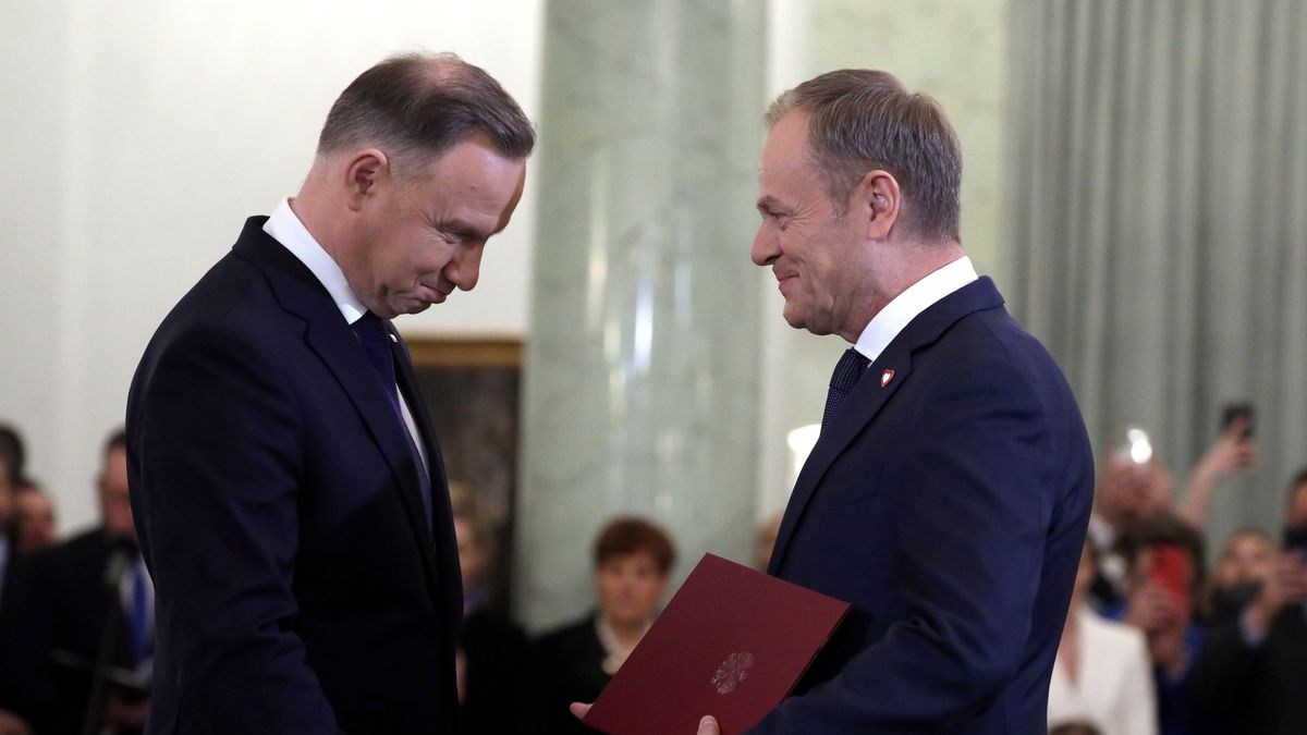Zaprzysiezenie rzadu Donalda Tuska
13.12.2023 Warszawa , Krakowskie Przedmiescie , Palac Prezydencki . Prezydent RP Andrzej Duda (L) oraz premier Donald Tusk  podczas uroczystosci powolania i zaprzysiezenia Rady Ministrow, 13 bm. w Palacu Prezydenckim w Warszawie.  
Fot. Slawomir Kaminski / Agencja Wyborcza.pl
Fot. Slawomir Kaminski / Agencja Wyborcza.pl
prezydent, donald tusk, rzad tuska, premier tusk, rzad, nowy rzad, nowy premier, /FR/