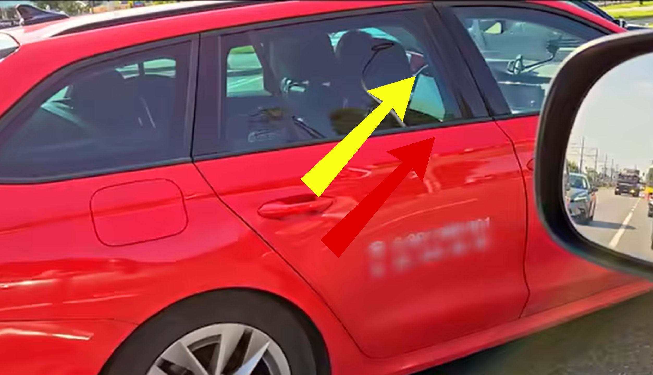 Jechała z laptopem na kolanach.