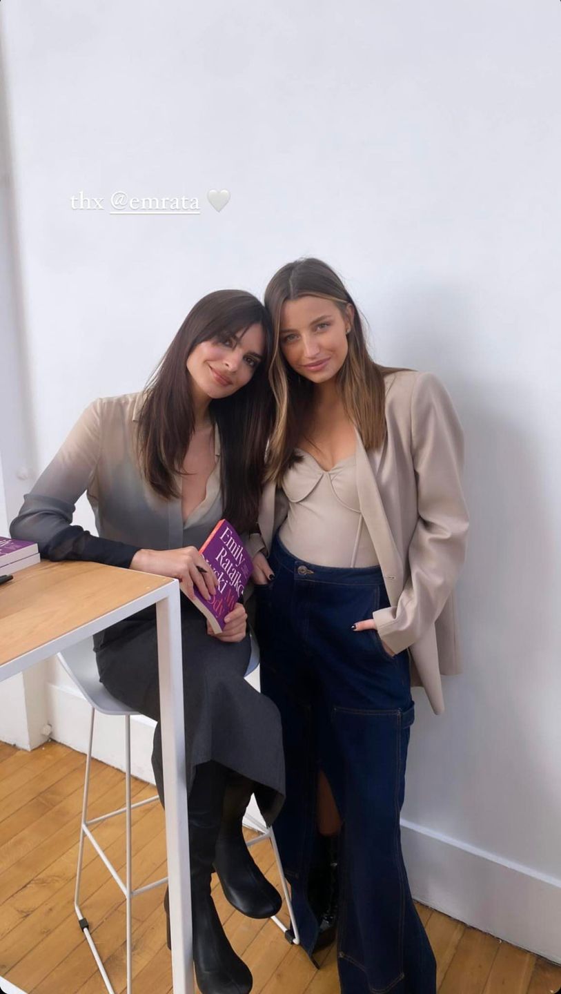 Sukces Emily Ratajowski! Modelka zapozowała do zdjęcia z Julią Wieniawą w Paryżu 