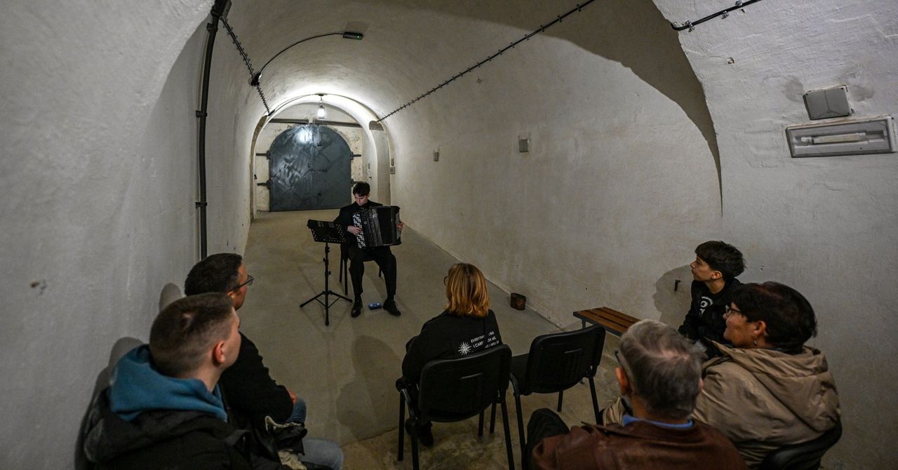 Podkarpackie: Zaduszki Forteczne z muzyką akordeonisty Krzysztofa Polnika