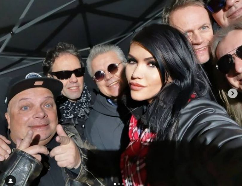 Krzysztof Skiba bawi się na wakacjach z tajemniczą brunetką