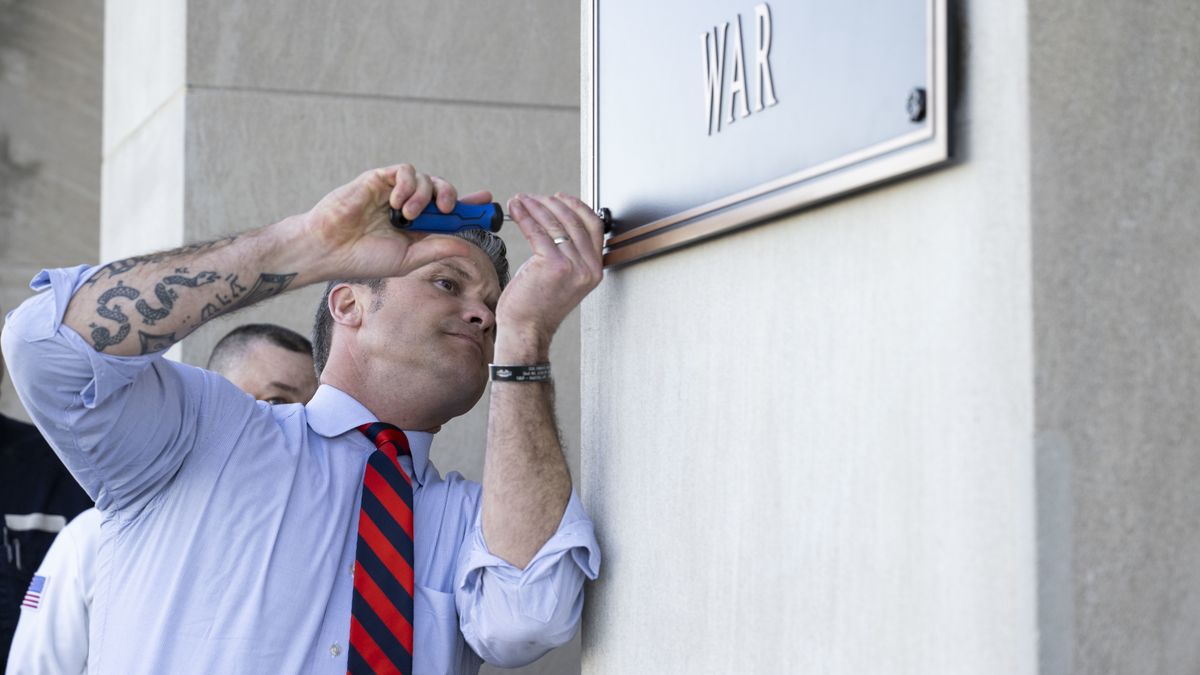 Nowe tablice na budynku Pentagonu. Koniec z resortem "obrony"