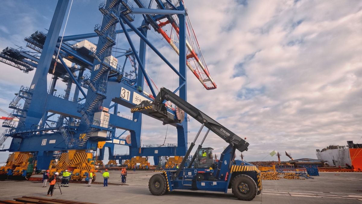 Ogromne tory instalowane w porcie gdańskim