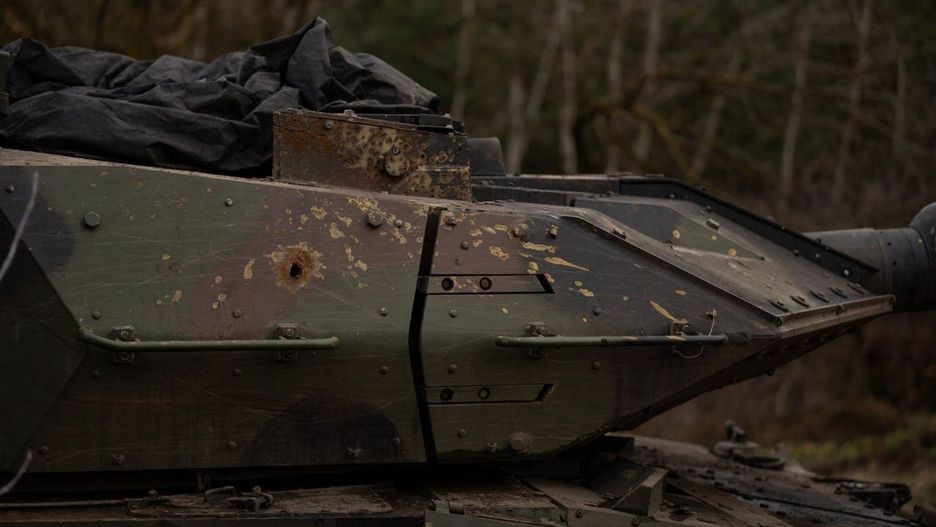 Leopard 2A6 z widocznymi uszkodzeniami, zdjęcie ilustracyjne