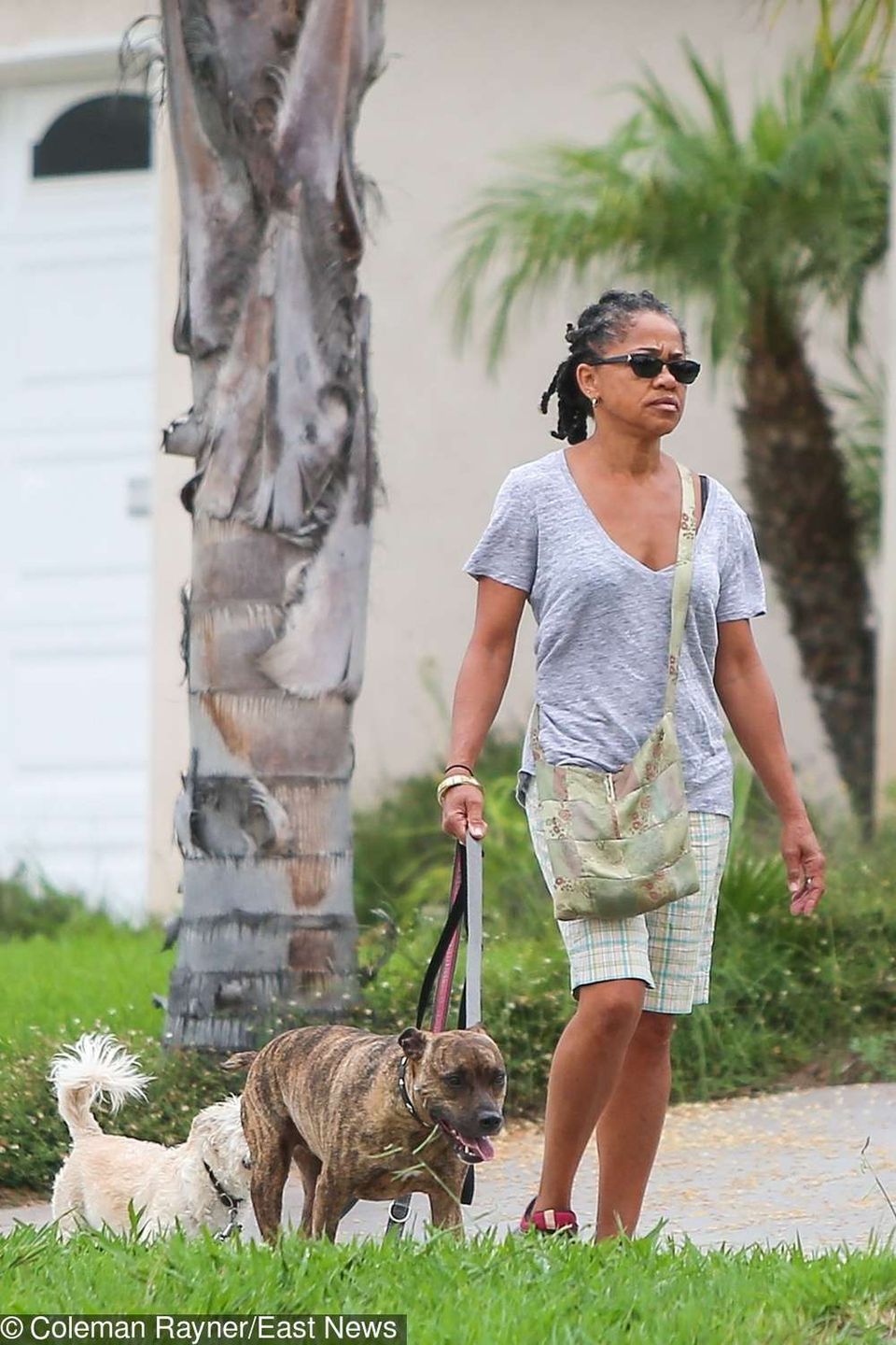 Doria Ragland na spacerze z psami. Jak wygląda matka Meghan Markle?