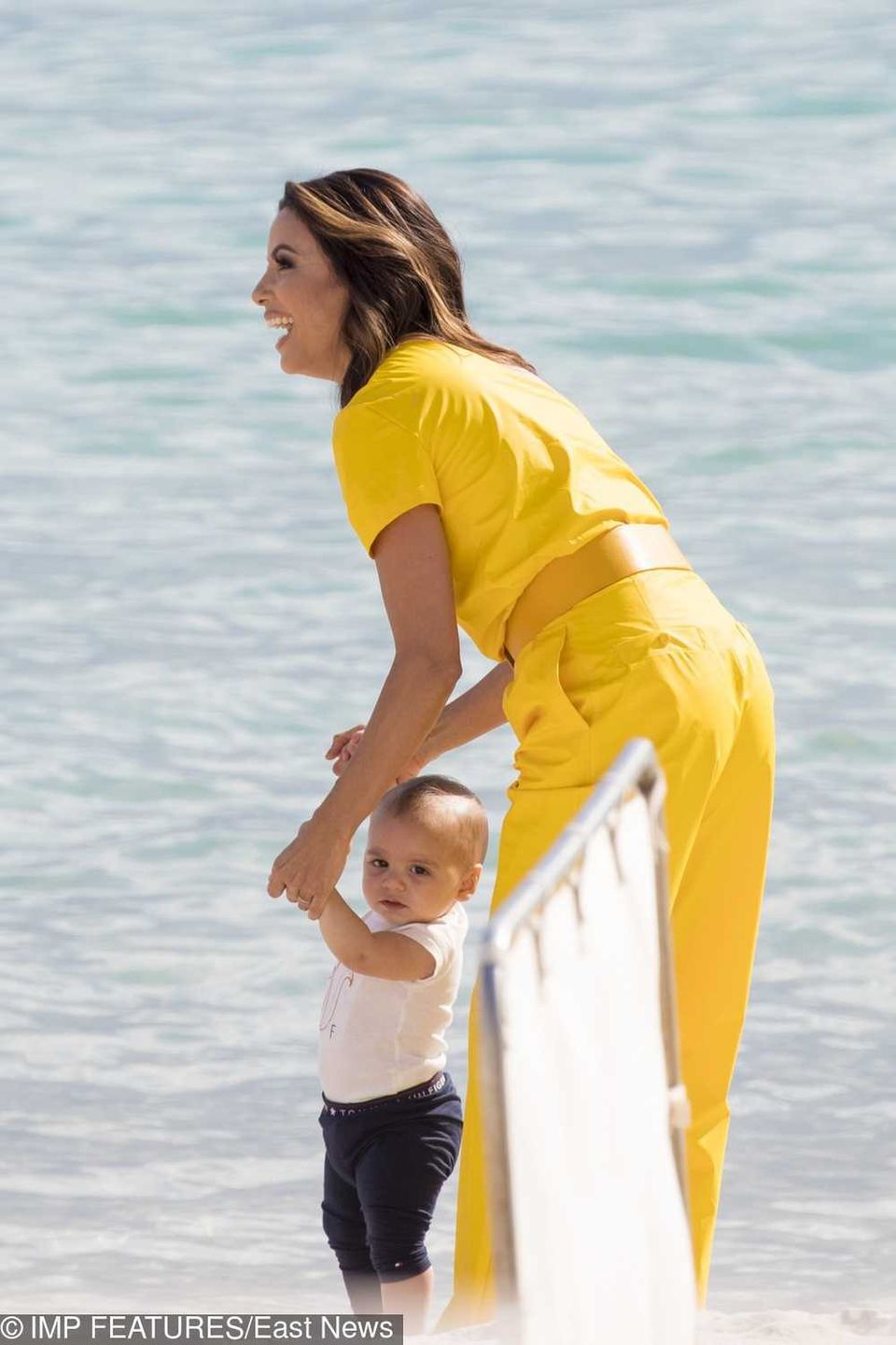 Eva Longoria z synkiem Santiago w Cannes