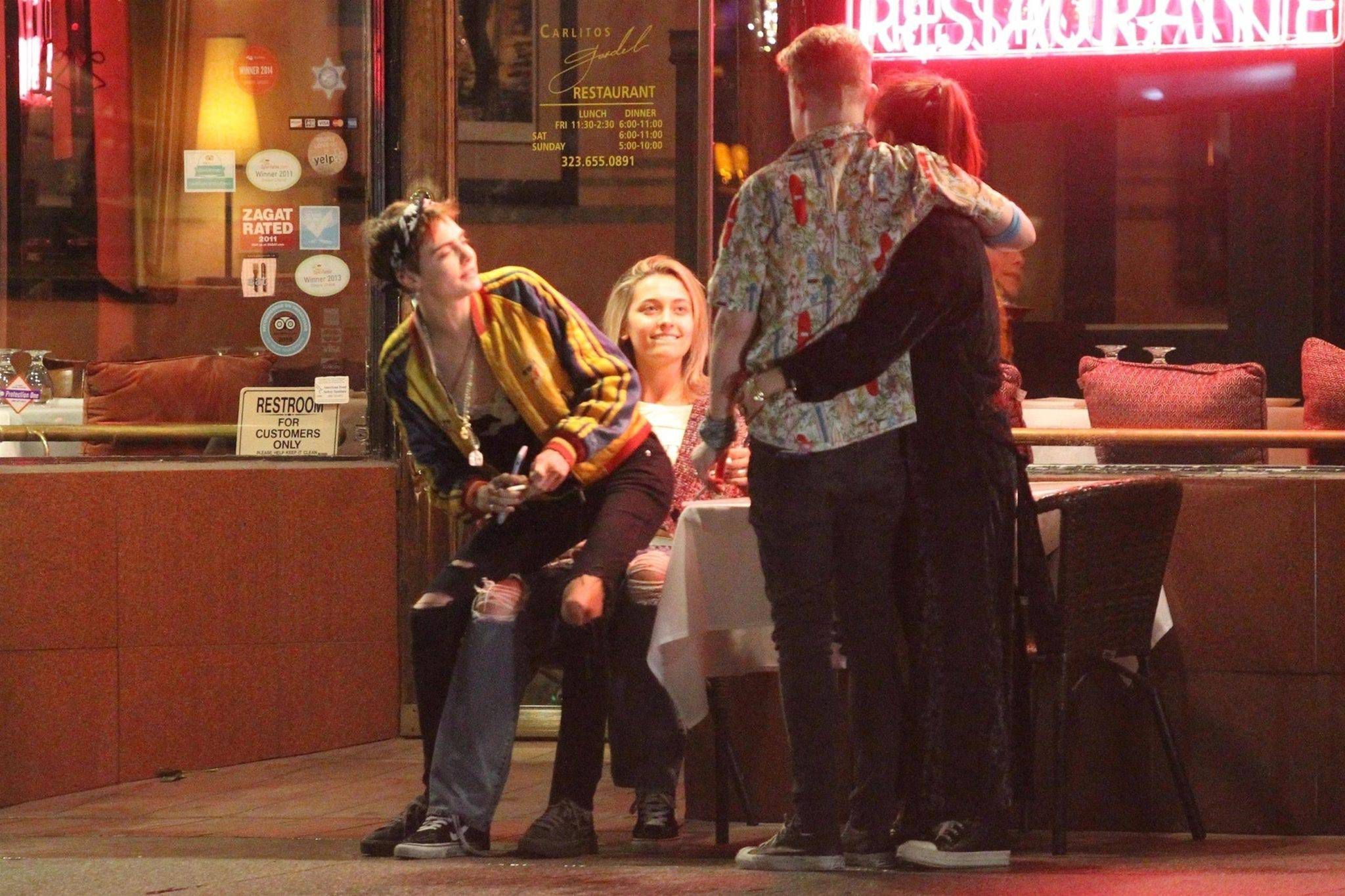 Cara Delevingne i Paris Jackson Kiss całowały się na ulicy. Towarzyszyli im Macaulay Culkin i Brenda Song (BACKGRID/FORUM)