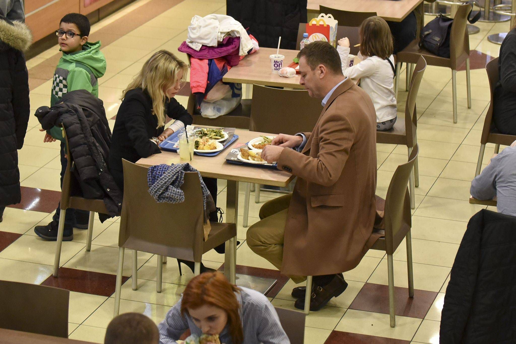 Roxi Gąska i Jacek Rozenek jedzą fast-foody