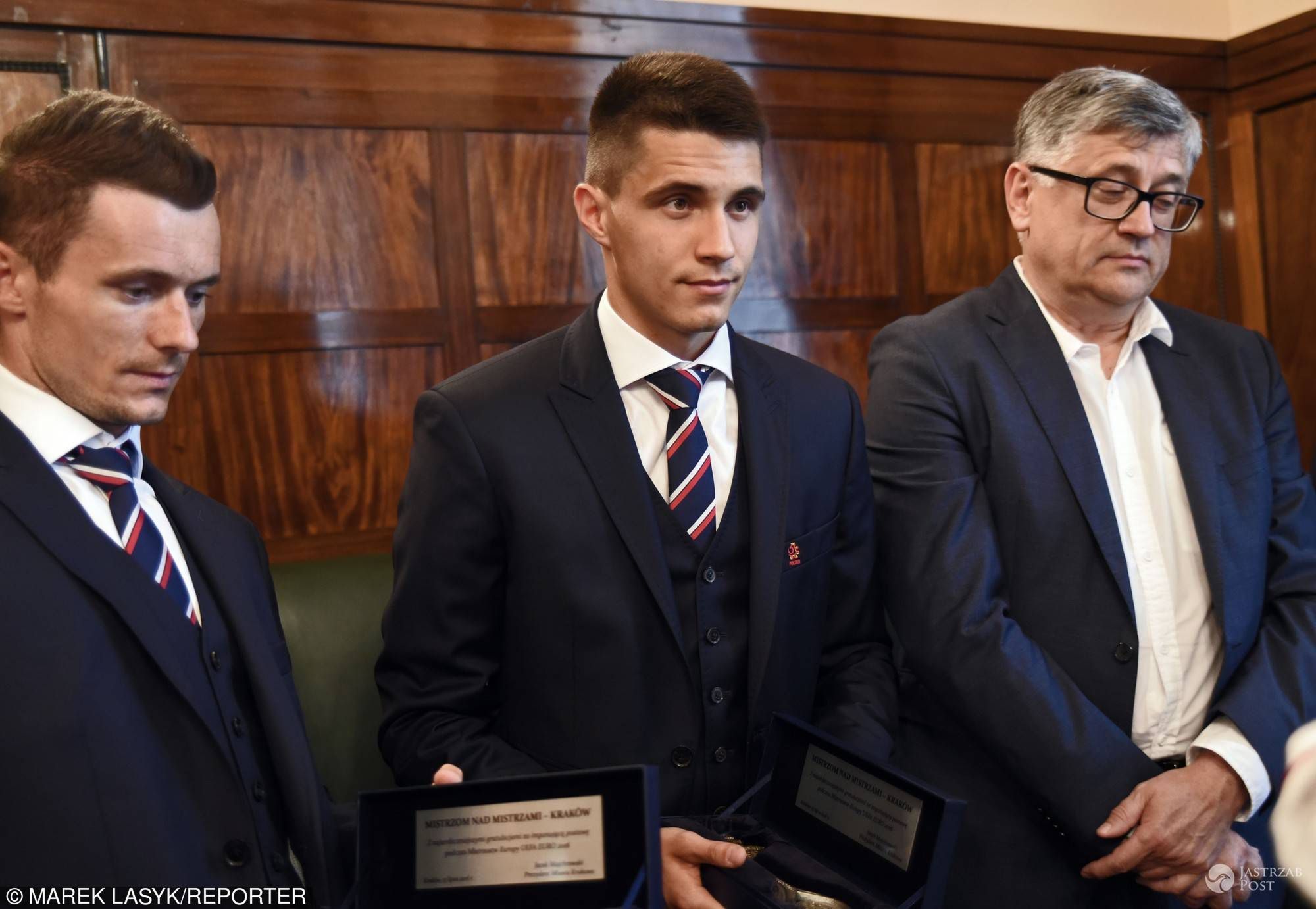 Bartosz Kapustka i Krzysztof Mączyński na spotkaniu z prezydentem Krakowa fot. East News