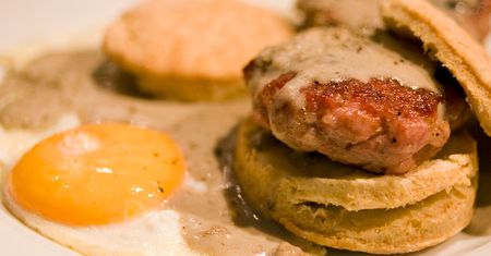 Bułka z kiełbasą (danie typu fast food)