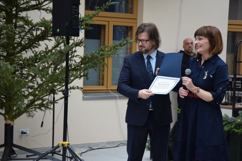 Dyrektor Barbara Łopyta i Jerzy Zawodnik, wicedyrektor szpitala z podziękowaniem za pracę przy certyfikacji.