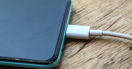 Kabel najpierw do telefonu czy gniazdka? Błąd szybko się zemści