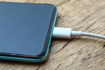 Najpierw wtyczka do telefonu czy gniazdka? Błąd szybko się zemści