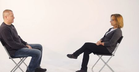 "Eksperyment" polskiego YouTubera: Czy potrafimy patrzeć sobie w oczy przez 5 minut?