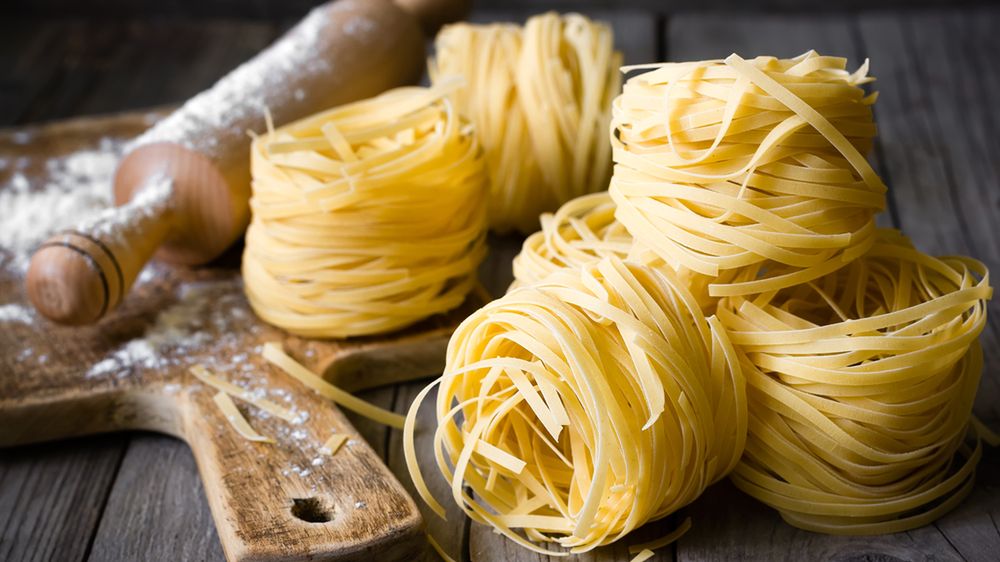 Surowy makaron bezglutenowy z kukurydzy