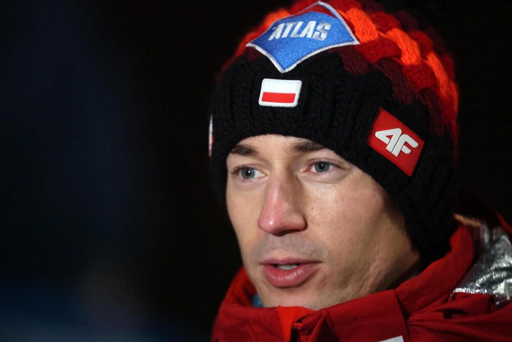 Kamil Stoch
Zakopane, 22.12.2023. Kamil Stoch udziela wypowiedzi mediom po odwo�aniu w Zakopanem, 22 bm. mistrzostw Polski w skokach narciarskich na Wielkiej Krokwi z powodu zbyt silnego wiatru. (gm/dw) PAP/Grzegorz Momot
Grzegorz Momot
mistrzostwa Polski w skokach narciarskich, MP w Zakopanem, skoczek narciarski, sport