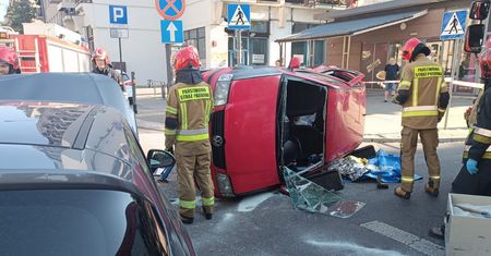 Auto po uderzeniu przewróciło się na bok. Przerażające nagranie z Łodzi