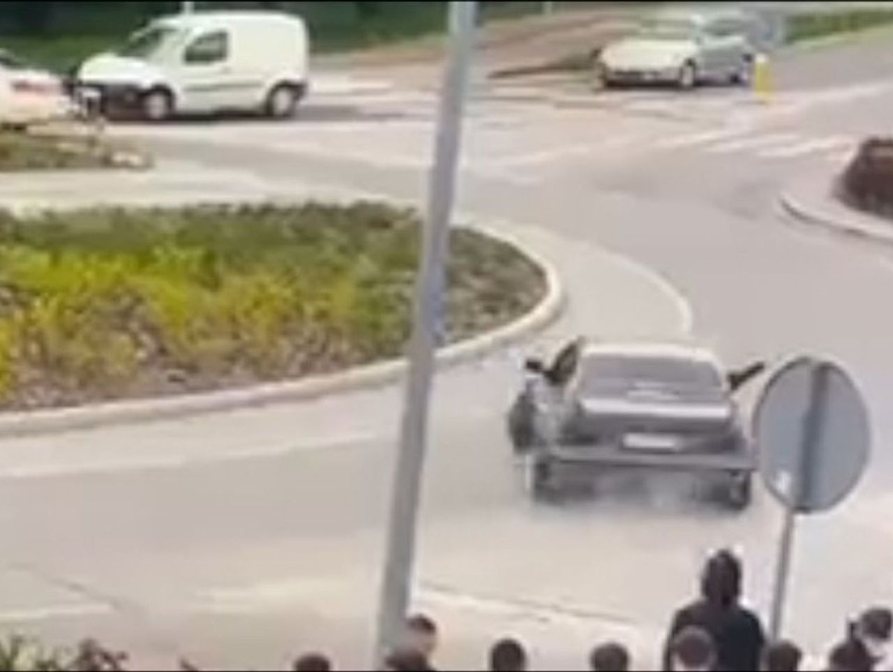 Maturzyści urządzili pokaz driftingu na rondzie. Słono za to zapłacą