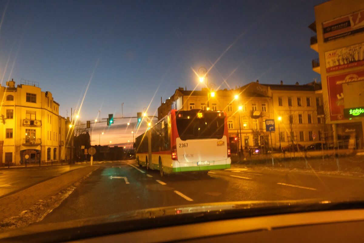 Autobus linii nr 55 jadący objazdem przez ul. Mościckiego