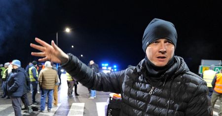Już nie tylko piszą i grożą. Pod domem rolnika zostawiono przesyłkę