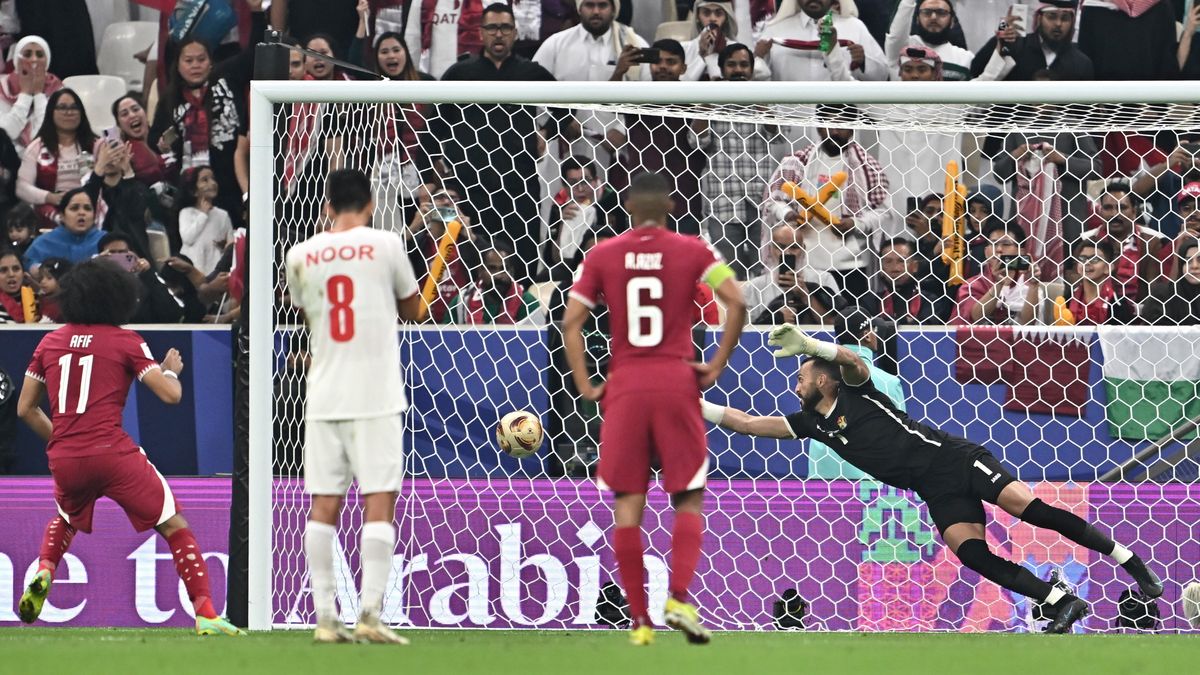 Akram Afif strzelił trzy gole z rzutów karnych w finale Pucharu Azji przeciwko Jordanii