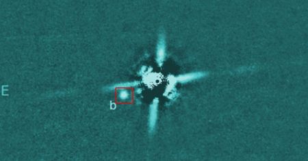 Astronomowie podejrzeli niemowlęcą planetę. Jeszcze ciepła