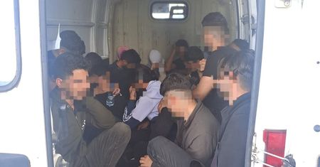18 Imigrantów upchniętych w dostawczych busie- policjanci zatrzymali kierującą.
