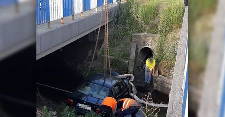 Jechali za szybko, wpadli w poślizg, skończyli w rzece. Nikt nie przyznaje się do kierowania
