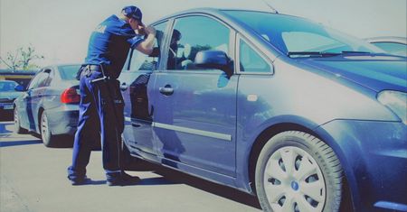 Matka zatrzasnęła 1,5-roczne dziecko w aucie. Interweniowała policja