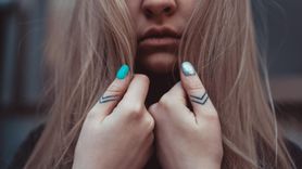 Tatuaż na palcu - największy hit czy estetyczna porażka?