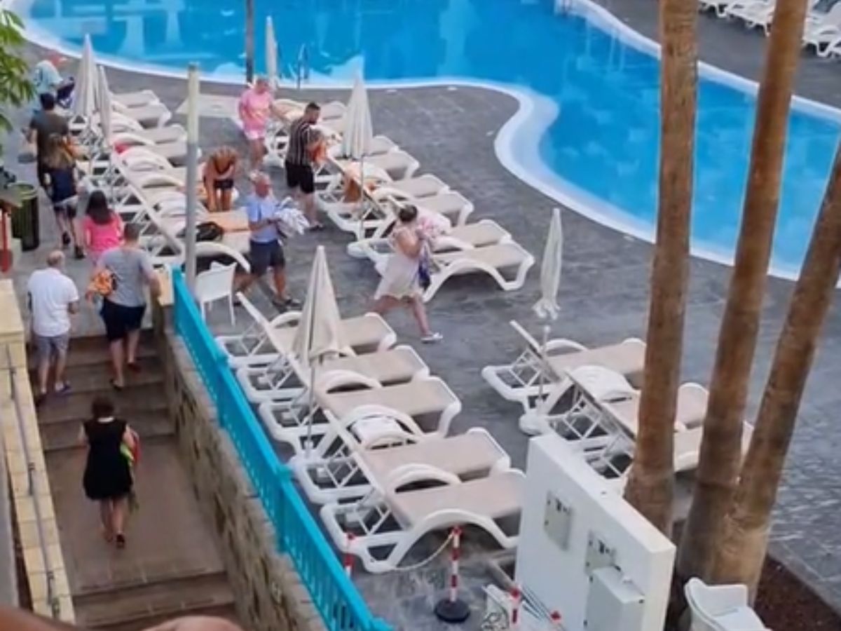 Zajmowanie leżaków rano to popularna praktyka turystów w hotelach